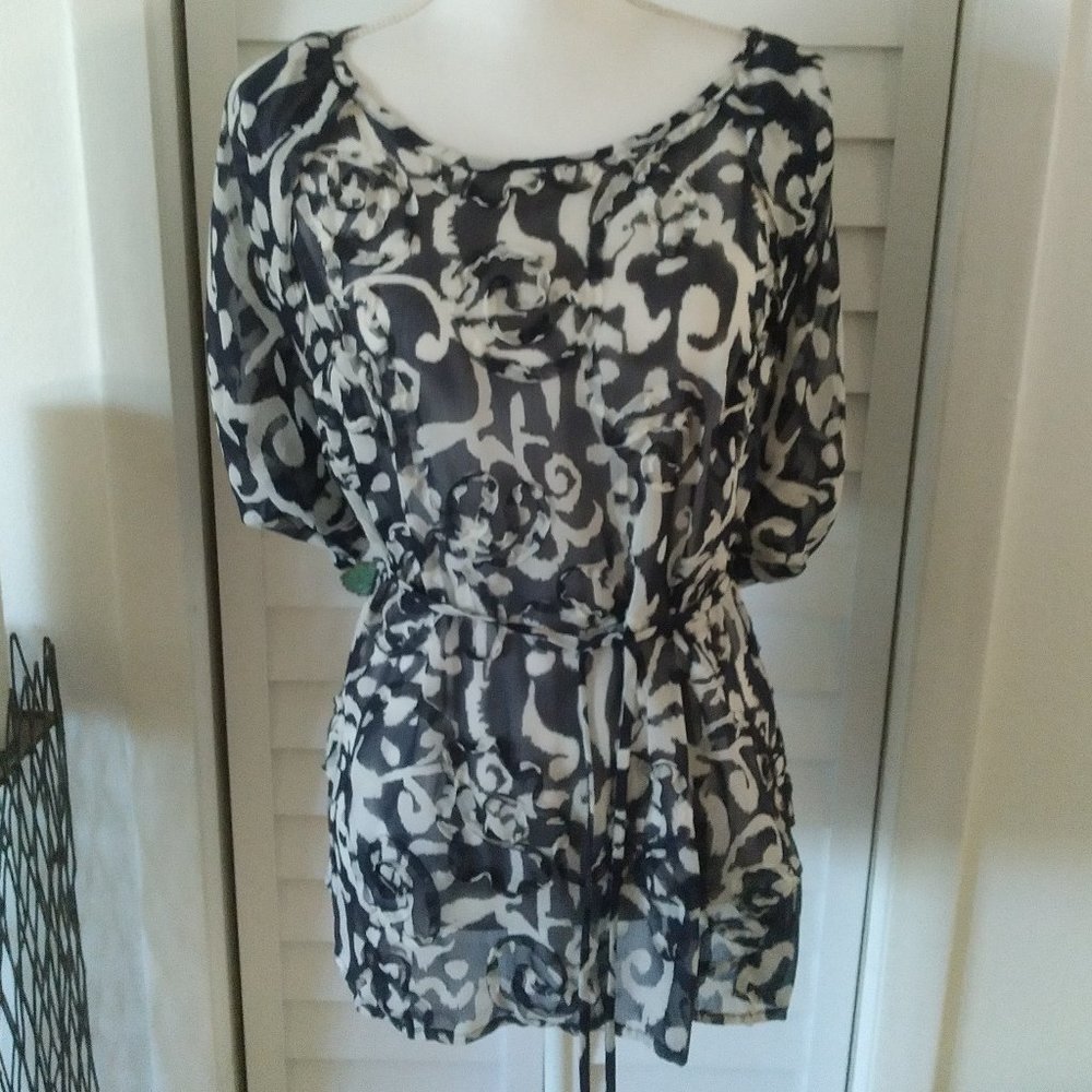 Punt Roma blouse with front rosettes and tie waist. Sz. M